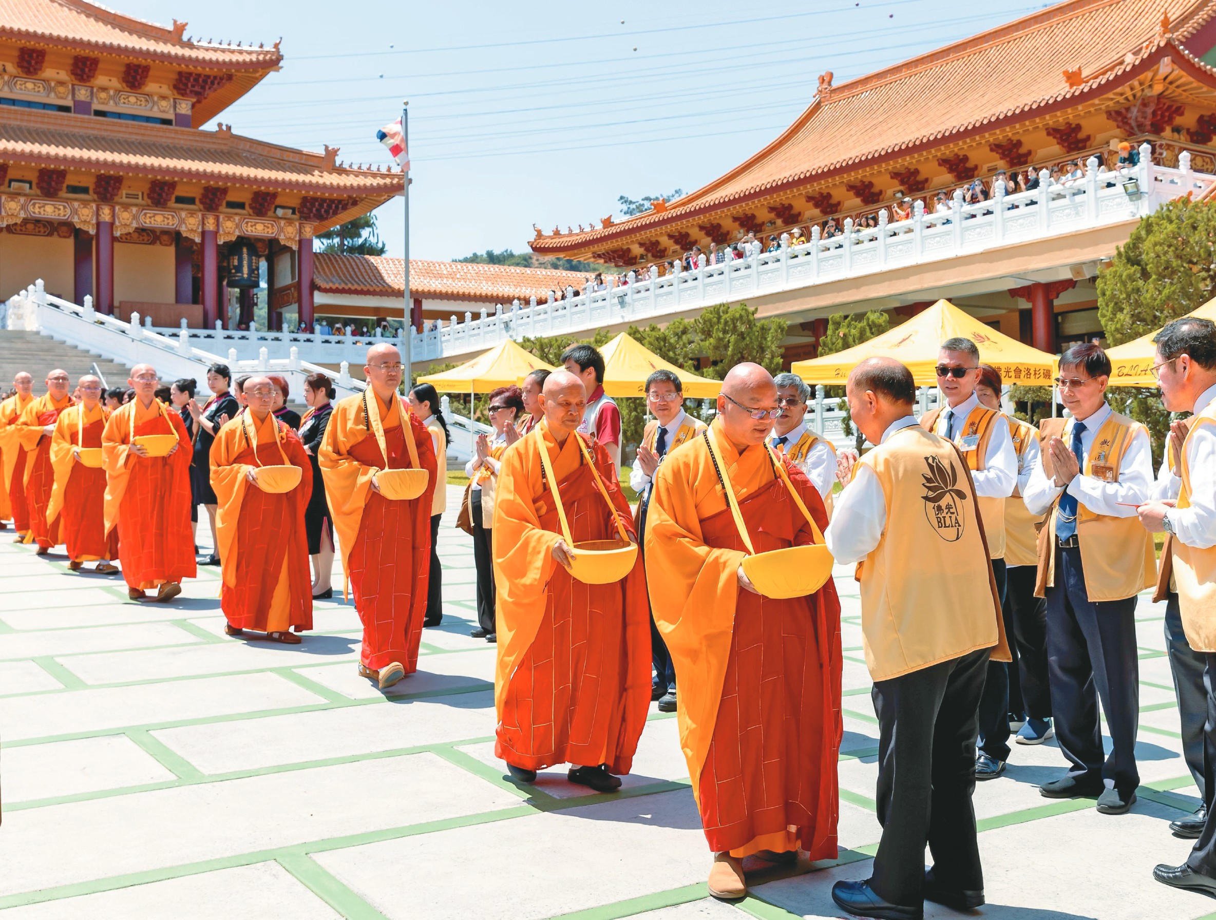 行腳托缽修行真義 佛教僧侶托缽乞食修持